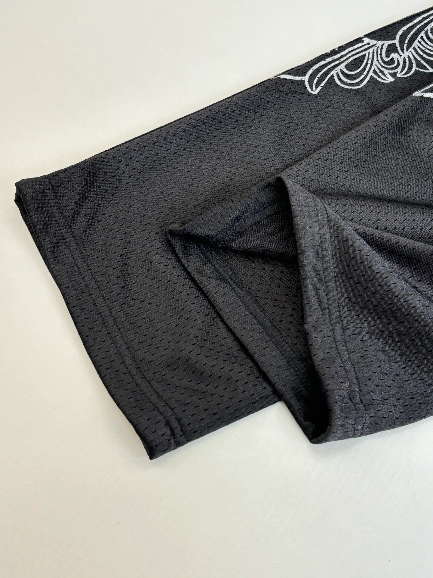 P340 Chrome Heart*/Chrome Heart Sanskrit mesh ice hockey suit straight trousers. The original version was purchased for 15,989 and developed. The fabric is made of custom weaving and dyeing technology. It is made of selected black mesh fabric, showing a unique sports style. The fabric has been specially treated to provide excellent breathability and comfort while maintaining a crisp and structured look. The double-layer design structure enhances the overall texture and makes the wearing experience more three-dimensional and full. The brand's iconic patterns are printed in many places, and high-precision printing technology is used to ensure that the patterns are clear and sharp. The silver printing has a glitter effect, showing charming luster changes under different lights. All printings undergo strict color difference control to ensure accurate color reproduction. The silver-plated pattern design on the sleeve arms is particularly eye-catching, showing the brand's consistent dark luxury style. In terms of details, the latest custom-woven labels are used, and the workmanship is exquisite. The overall shape is designed for both men and women, with both fashion and practicality. This T-shirt perfectly combines sports elements with high fashion craftsmanship, making it the brand's iconic street style item.  Size：S/M/L